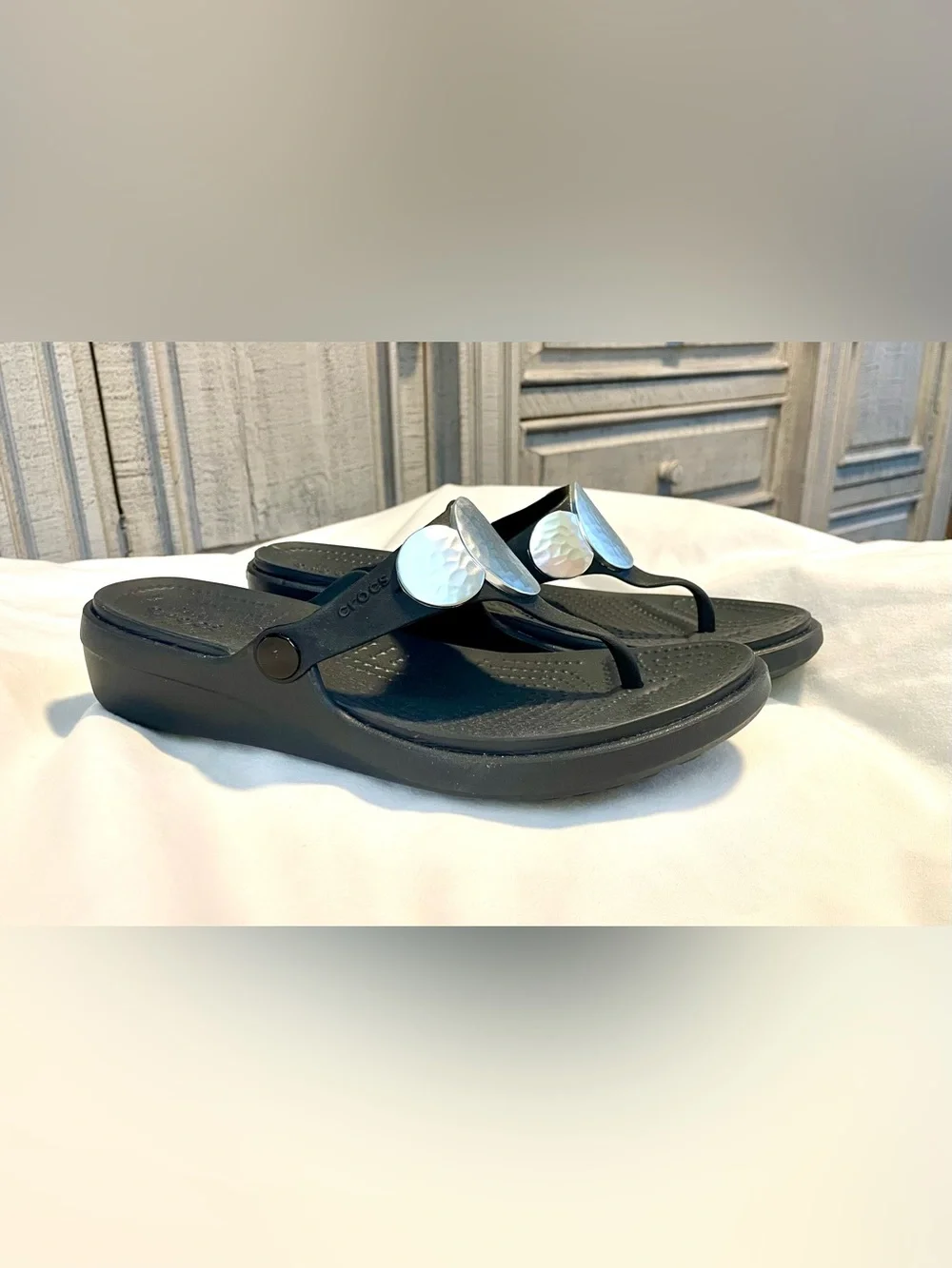 CROCS Sanrah Thong Wedge Sandal -Metal Disc Accent/Comfort- Woman’s Sz 9 - Black